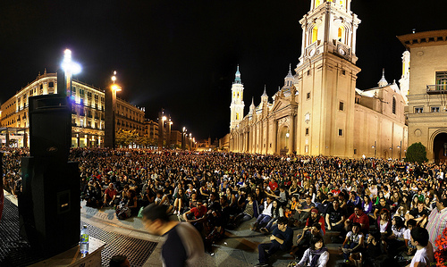 Sitzende Menge in Saragossa Sitzende Menge in Saragossa